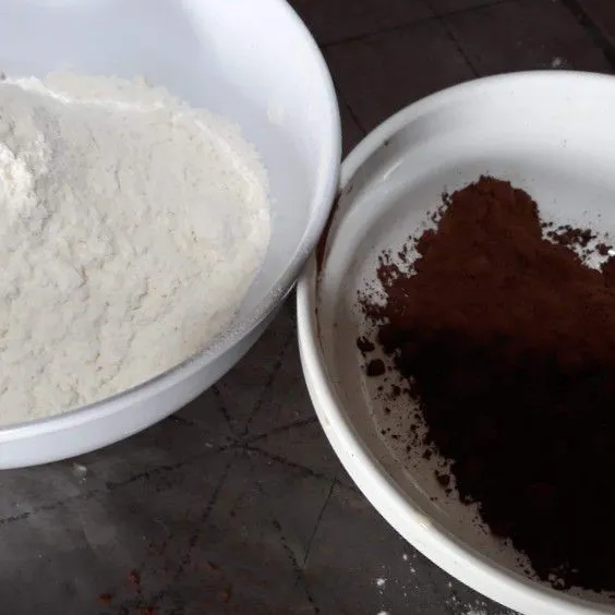 Siapkan tepung terigu, coklat bubuk dan kopi instan, ayak jadi satu, sisihkan.