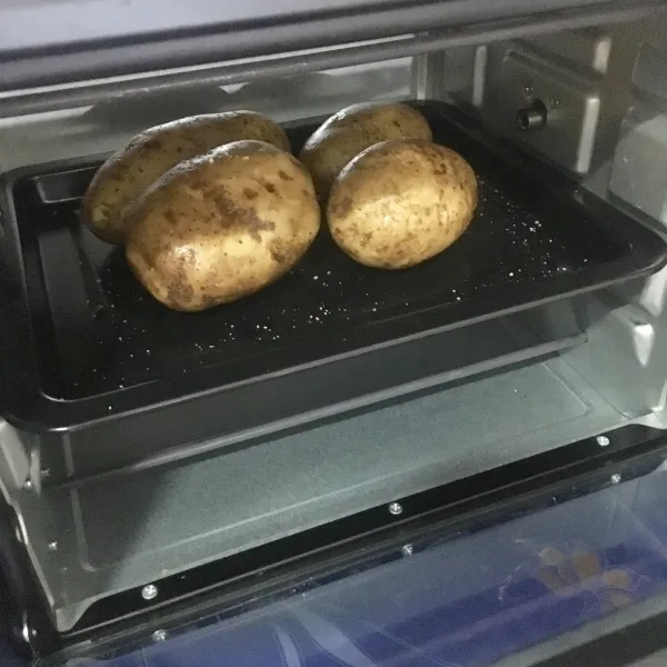 Panggang kentang pada suhu 200 derajat selama 50-60 menit. Pastikan kentang empuk sampai kedalam.