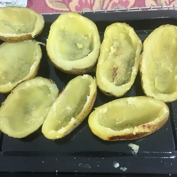 Setelah kentang matang, kerok isinya dengan sendok selagi hangat. sisakan pinggirnya seperti di foto.