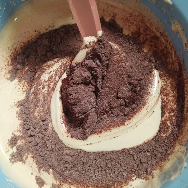 Masukkan campuran terigu, maizena, susu bubuk dan coklat bubuk sambil diayak. Aduk balik hingga rata (Memasukkannya dalam 3 tahap ya).