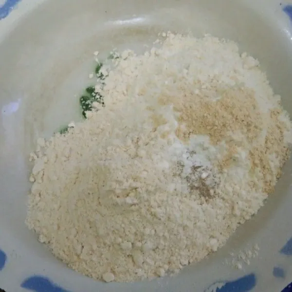 Dalam wadah campur tepung terigu, tepung serba guna, bp, garam, merica bubuk, kaldu jamur dan merica bubuk, aduk rata