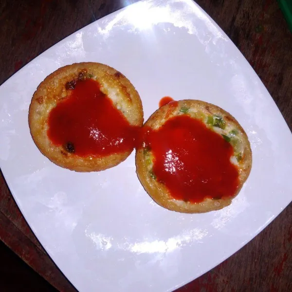 Telur mata gajah siap disajikan dengan saus sambal (sesuai selera).