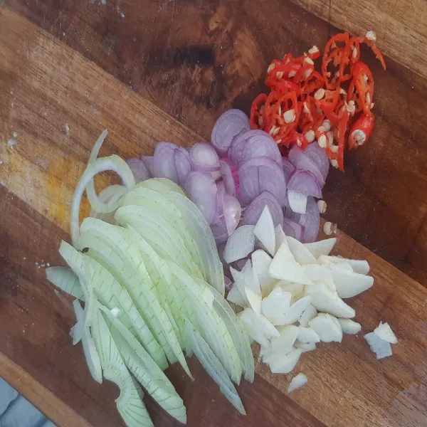 Cuci bersih bawang putih, bawang merah, bawang bombay dan cabai, lalu iris tipis tipis.