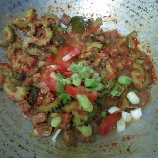 masukan irisan bawang daun dan tomat, masak hingga matang.