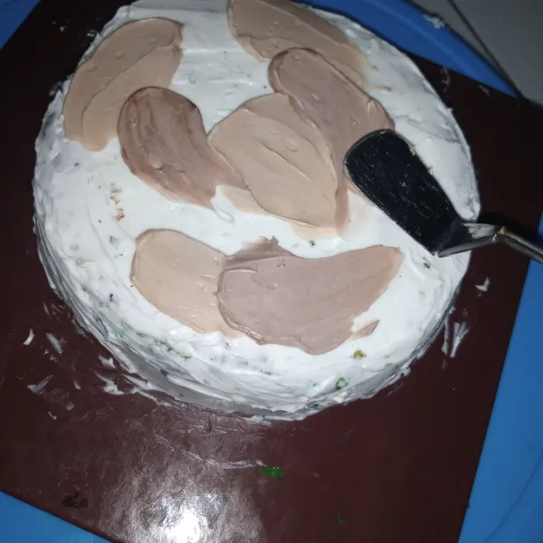 olesi cake dengan butter cream hingga seluruh permukaan cake tertutupi. kemudian beri hiasan di atasnya dg butter cream yang sudah diberi pewarna.