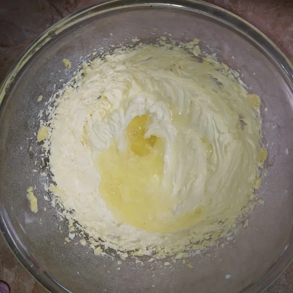 Tuang putih telur, mixer hingga tercampur