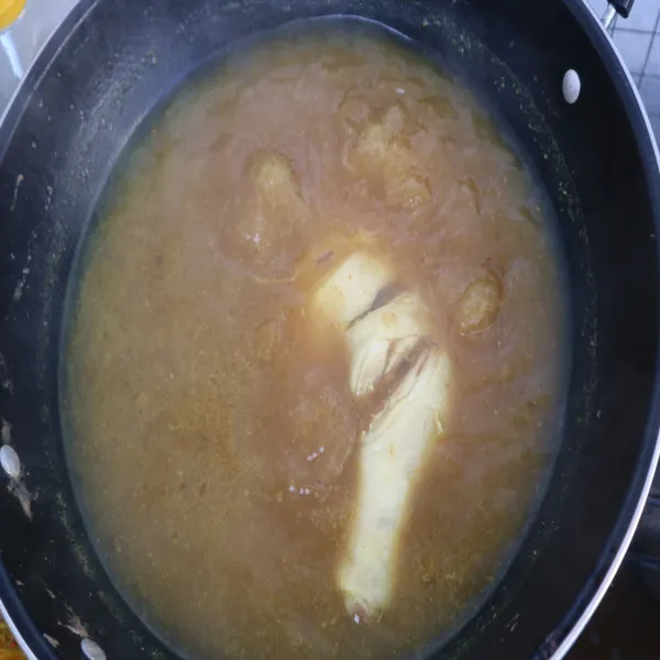 Kuah soto : Rebus ayam dengan 1 liter air, masukkan bumbu soto Lamongan dan bumbu perasa, rebus hingga ayam matang dan rasa kuah soto sudah pas.