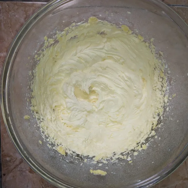 Mixer butter dan gula halus hingga mengembang putih pucat
