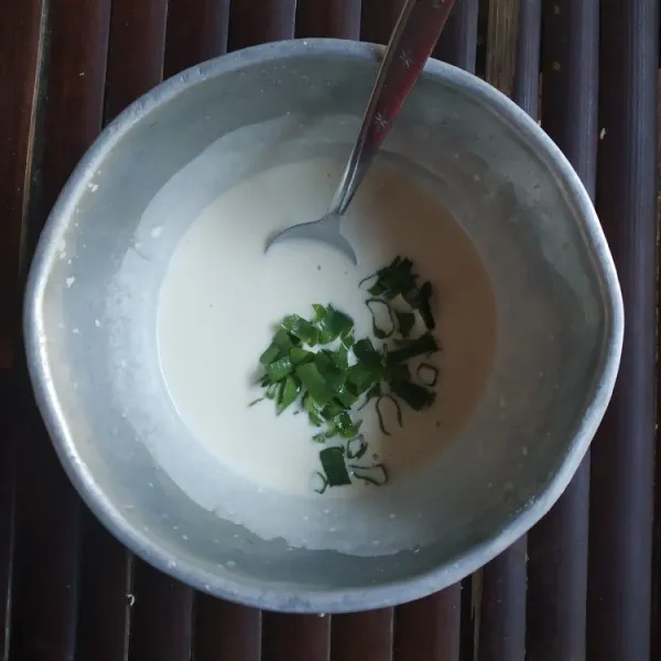 Larutkan tepung terigu, bumbui dengan bawang putih yang dihaluskan, garam, penyedap, dan irisan daun bawang.