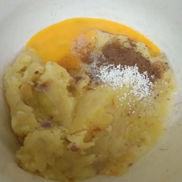 salin kentang yang telah dihaluskan dalam mangkuk, tambahkan telur ayam, garam, merica bubuk, pala bubuk dan kaldu jamur, aduk rata.