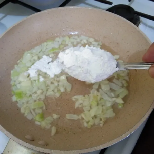 Tumis irisan bawang putih dan bawang bombay hingga harum, masukan tepung terigu aduk cepat supaya tidak bergerindil