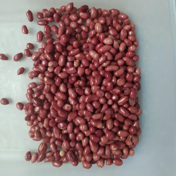 Goreng kacang tanah, angkat ketika kacang masih agak berwarna coklat muda karna kacang akan matang pada saat kita mendiamkan di luar minyak.