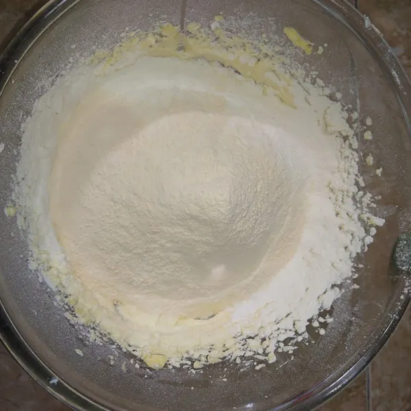 Masukkan tepung, powder cheese, dan baking powder, campur hingga tercampur rata