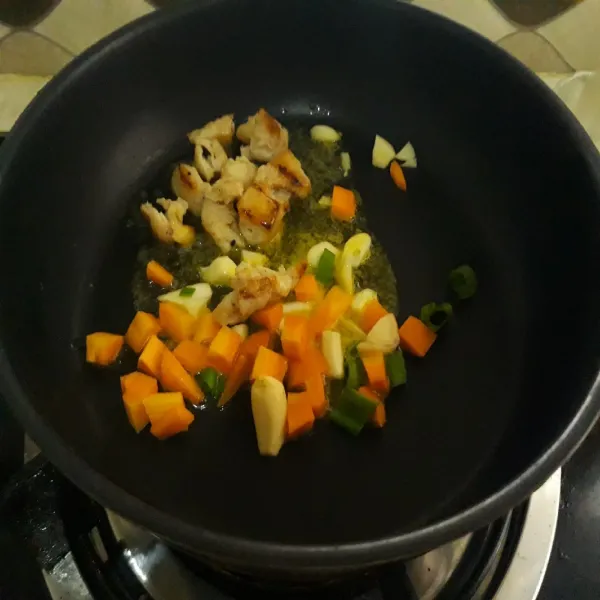 Panaskan mentega, tumis bawang putih wortel dan daun bawang.