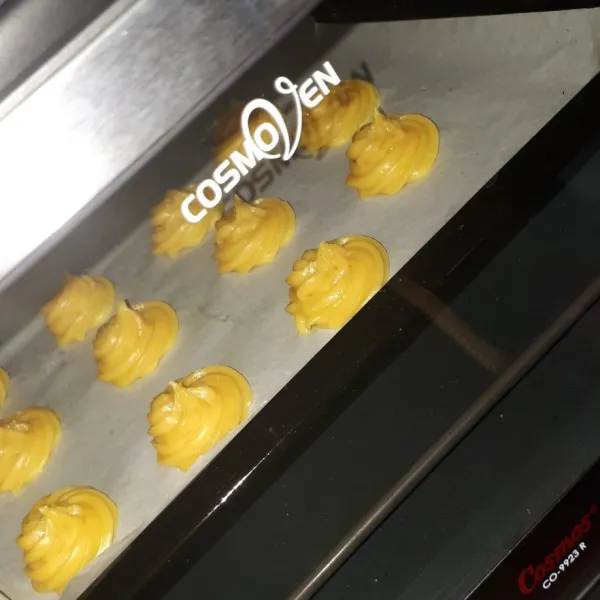 Cetak adonan menggunakan piping bag dan spuit, oven dengan suhu 200'C selama 20 menit, kemudian panggang lagi turunkan di suhu 180'C selama 20 menit. Pemanggangan dilakukan 2 kali untuk menghilangkan buih dan kulitpun kokoh.
