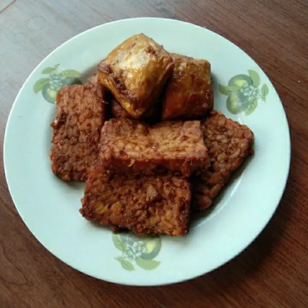 Salin tahu dan tempe bacem dalam piring saji