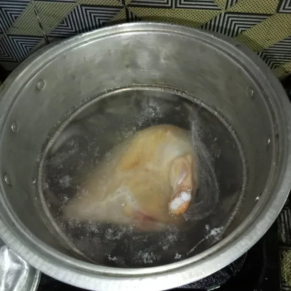 Rebus ayam dalam air mendidih selam 5 menit, lalu buang air rebusannya dan ganti dengan air baru.
