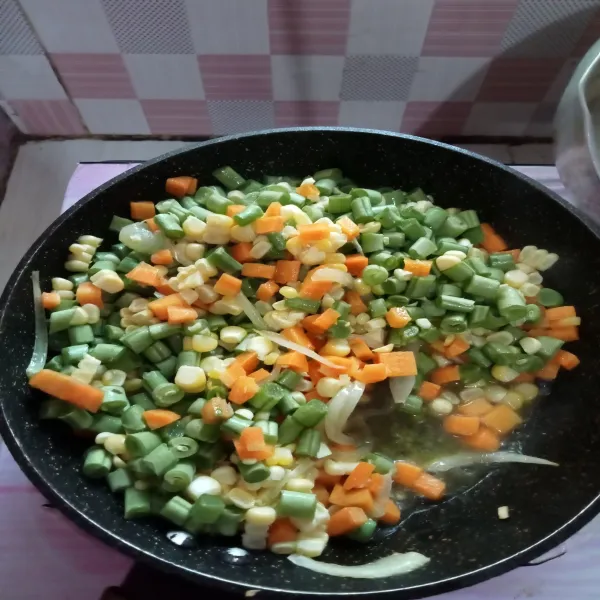 Tumis bawang putih dan bawang bombai, masukan sayuran beri garam, gula dan lada bubuk, masak selama 3 menit, matikan api