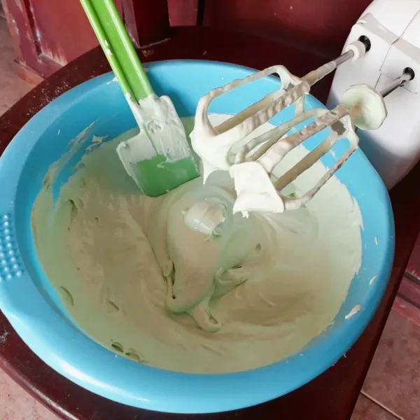 Masukkan pasta & pewarna, mixer hingga rata. Tambahkan terigu, baking powder & soda kue. Mixer kecepatan rendah asal rata saja.