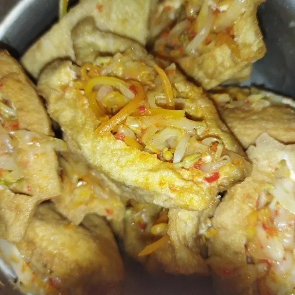 Kemudian isi tahu dengan sayuran yang tadi dimasak, lakukan hingga semua tahu terisi.