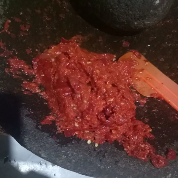Ulek cabe beserta garam secukupnya lalu tambahkan bawang merah dan tomat