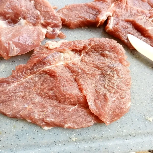 Pipihkan daging lalu baluri dengan garam dan lada