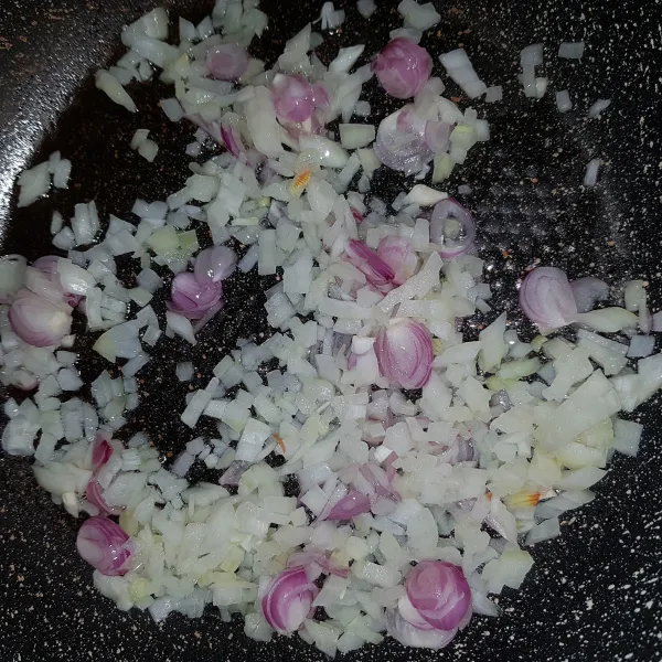 Panaskan secukupnya minyak goreng, kemudian masukkan bawang bombay cincang dan irisan bawang merah, tumis hingga matang.