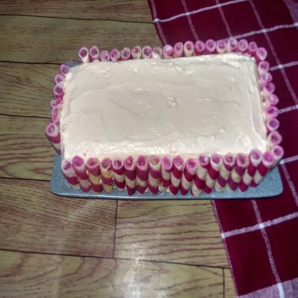 Topping kue dengan wafer roll yang sudah dipotong-potong sesuai ukuran kue bolu