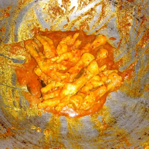 Masak sampai bumbu meresap dan air menyusut, koreksi rasa.