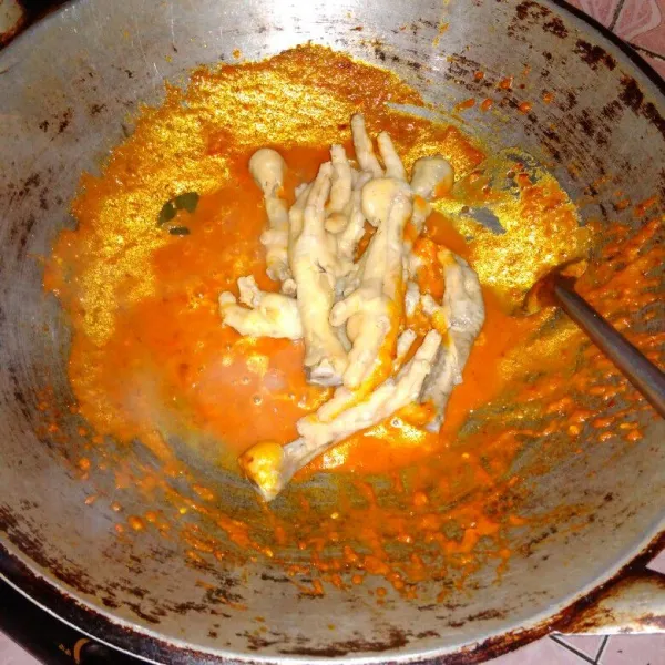 Masukkan ceker dan sedikit air, bumbui dengan garam, lada, kaldu bubuk dan gula pasir secukupnya, aduk rata.