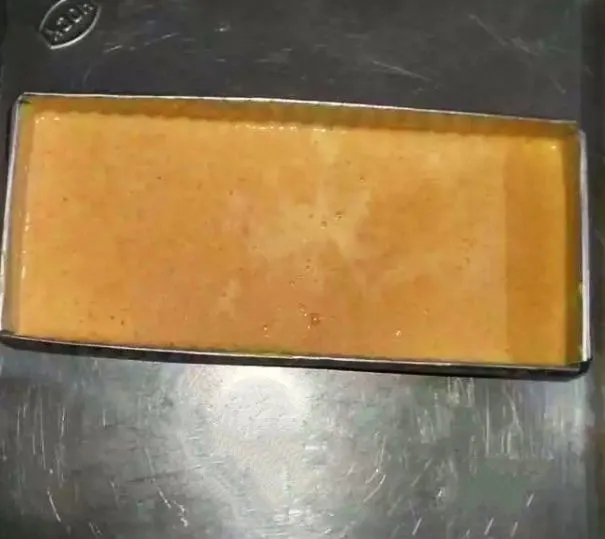 Tuang dalam loyang yang sudah diolesi margarin dan dilapisi kertas roti pada permukaannya. Panggang dengan api sedang selama 25 menit atau sampai matang