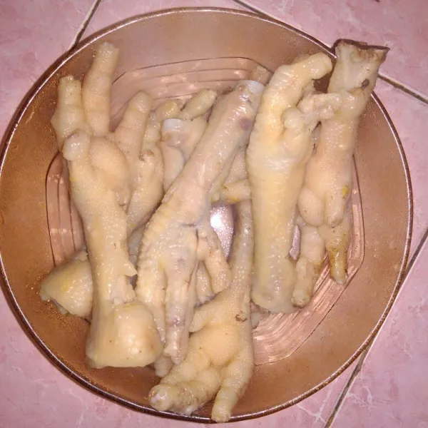 Rebus ceker sampai lunak, tiriskan.