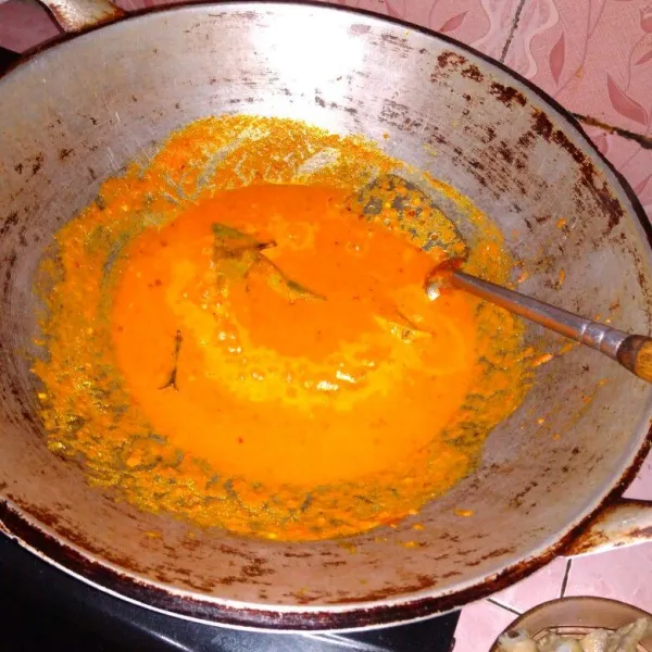 Blender semua bumbu halus. Panaskan minyak secukupnya, tumis bumbu halus hingga harum, masukkan daun salam dan daun jeruk, tumis hingga bumbu matang.