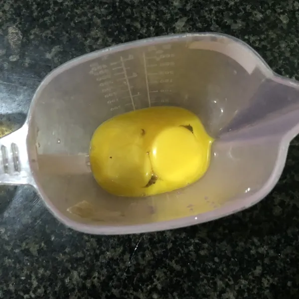 Saring kuning telur dan letakan di cangkir.