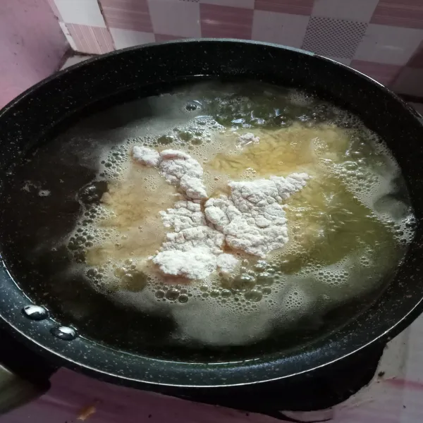 Baluri daging dengan tepung, kemudian celupkan ke dalam kocokan telur, dan baluri kembali dengan tepung lalu goreng di minyak panas, angkat dan tiriskan