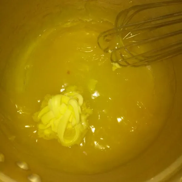 Custard filling : Aduk rata bahan A : susu, kuning telur, gula pasir dan custard powder. Aduk sampai tercampur rata. Didihkan Bahan B : susu cair dan gula pasir di panci, setelah mendidih matikan api lalu masukan bahan A. Aduk rata, lalu nyalakan api kembali. Masak sampai tercampur rata. Setelah rata tambahkan butter, aduk cepat lalu angkat dan dinginkan