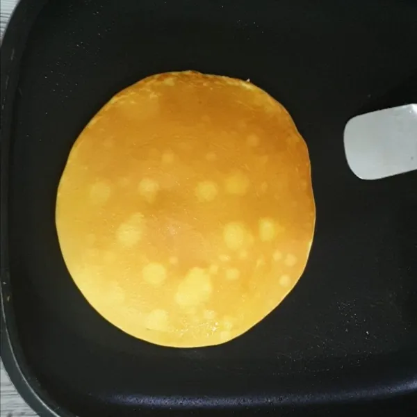 4. Tunggu sebentar sampai adonan pancake matang, lalu dibalik dan diolesi butter atau mentega. Panggang kembali sampai matang.
5. Angkat dan dinginkan.