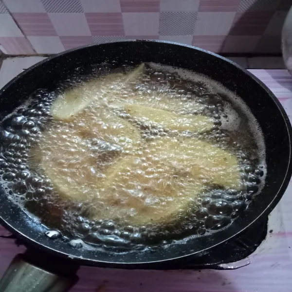 Baluri kentang dengan tepung dan oregano, goreng hingga kering