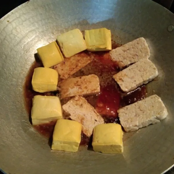 Masukan potongan tahu dan tempe
