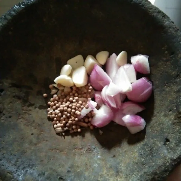 Siapkan bumbu halus, bawang merah, bawang putih dan ketumbar kemudian haluskan