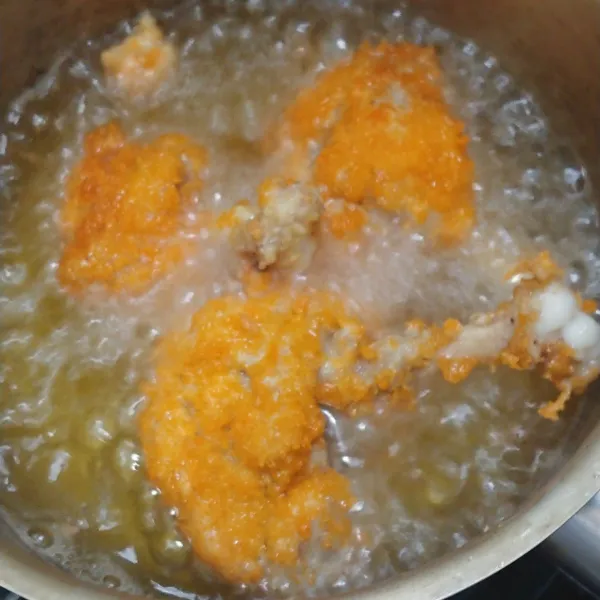 Panaskan minyak, sebaiknya masak ayam di wadah panci kecil agar terendam dan matang sempurna. Goreng ayam dengan api sedang cenderung kecil, sesekali bolak balik agar matang merata, angkat ayam lalu tiriskan minyaknya dan siap disajikan.
