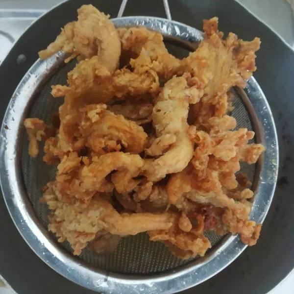 Angkat jamur dan tiriskan.