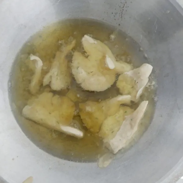 Panaskan wajan dan goreng jamur sampai cokelat keemasan.