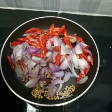 Tumis bahan 1 dengan api kecil dan sedikit saja minyaknya. Setelah dingin, haluskan bahan.