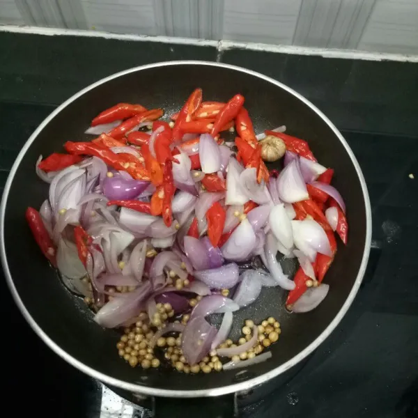 Tumis bahan 1 dengan api kecil dan sedikit saja minyaknya. Setelah dingin, haluskan bahan.