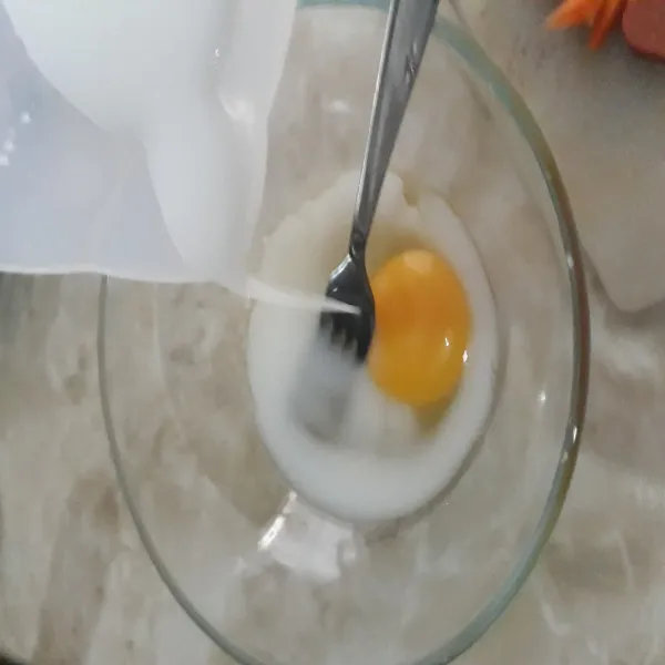 Kocok telur dan susu. Tambahkan terigu, aduk rata