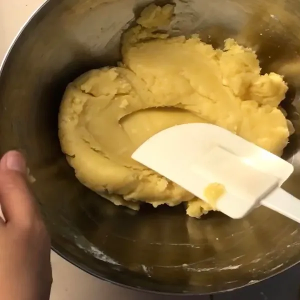 Tambahkan mentega cair dan vanilla extract lalu aduk hingga rata