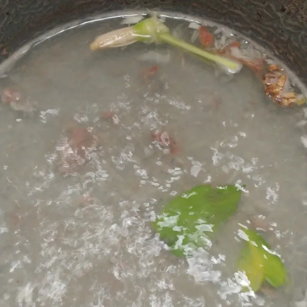 Masukan bumbu bawang merah dan bawang putih yang sudah dihaluskan, tambahkan serai dan daun jeruk masak sampai bumbu harum.