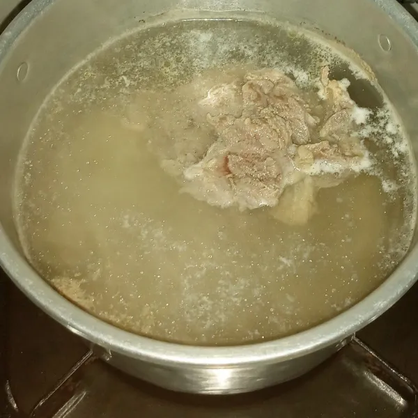 Didihkan air dalam resep, kecilkan api, masukkan daging dan masak selama 10 menit dengan api kecil agar kaldu tidak keruh. Matikan api dan pisahkan daging dari air rebusannya.