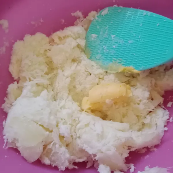 Masukkan margarin, aduk sampai tercampur rata.